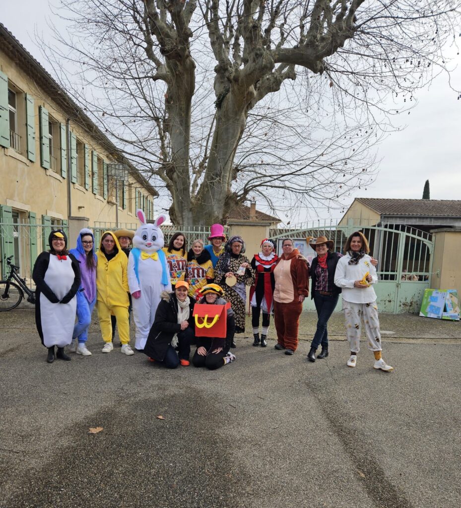 Équipe enseignant déguisé pour le carnaval 2026 à l'école Sainte Marie à Bollène