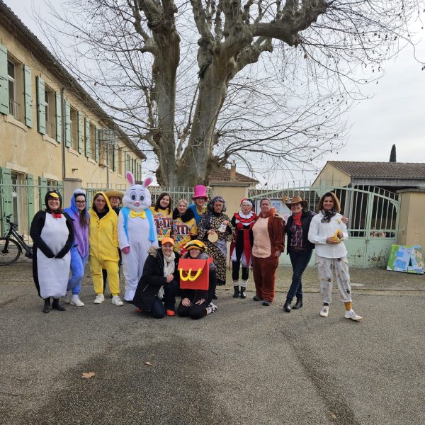 Équipe enseignant déguisé pour le carnaval 2026 à l'école Sainte Marie à Bollène